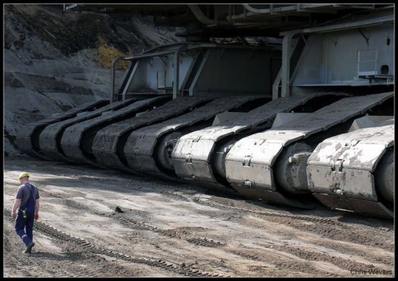 The crawler tracks supporting the massive Bagger 288 excavator